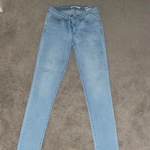 -Levi’s, W26 L30, light wash